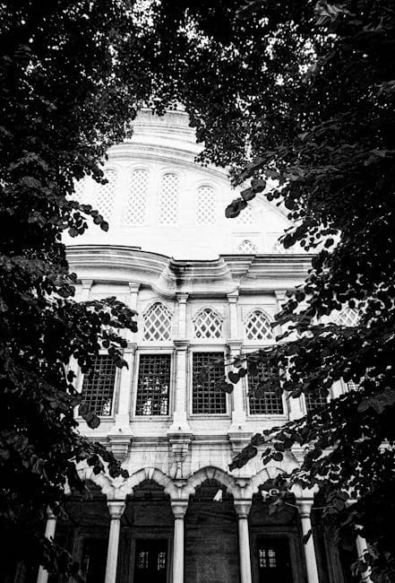 A black and white photo of a building